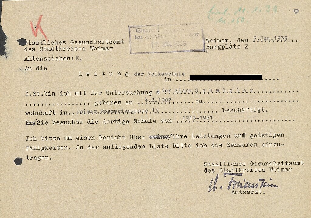 Schreiben des Weimarer Amtsarztes Freienstein an die Leitung der zuständigen Volksschule, dass er Informationen zu Klara Schwäglers Leistungen benötigt.