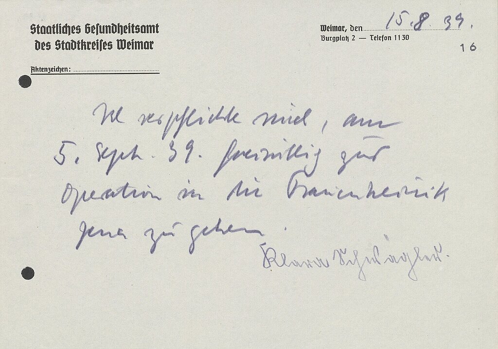 Auf dem Papier mit dem Briefkopf des Gesundheitsamtes des Stadtkreises Weimar ist von Amtsarzt handschriftlich notiert: "Ich verpflichte mich, am 5. Sept. 39 freiwillig zur Operation in die Frauenklinik Jena zu gehen." Darunter ist die Unterschrift von Klara Schwägler zu sehen. 