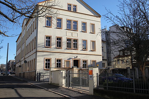 Zu sehen ist ein Gebäude mit drei Stockwerken, in dem während des Nationalsozialismus das Gesundheitsamt Gera untergebracht war.
