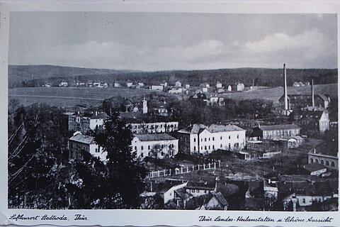 Alte Postkarte des "Luftkurortes Stadtroda", die die Thüringischen Landesheilanstalten Stadtroda und die "Schöne Aussicht"zeigt