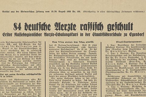 Zeitungsartikel vom 19./20. August 1933: "84 deutsche Ärzte rassisch geschult. Erster rassehygienischer Ärzte-Schulungskurs in der Staatsführerschule zu Egendorf"